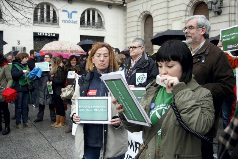 Fotogalería: Concentración de docentes en la plaza de España