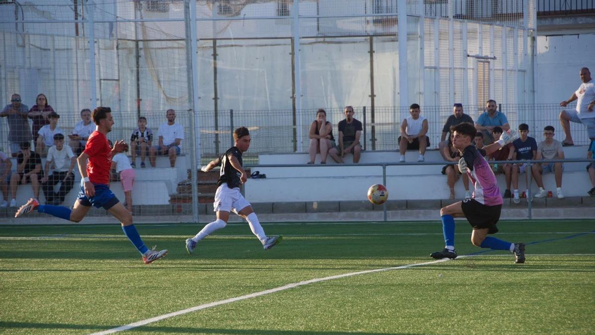 Manu Hernández convierte el tercer gol del partido.