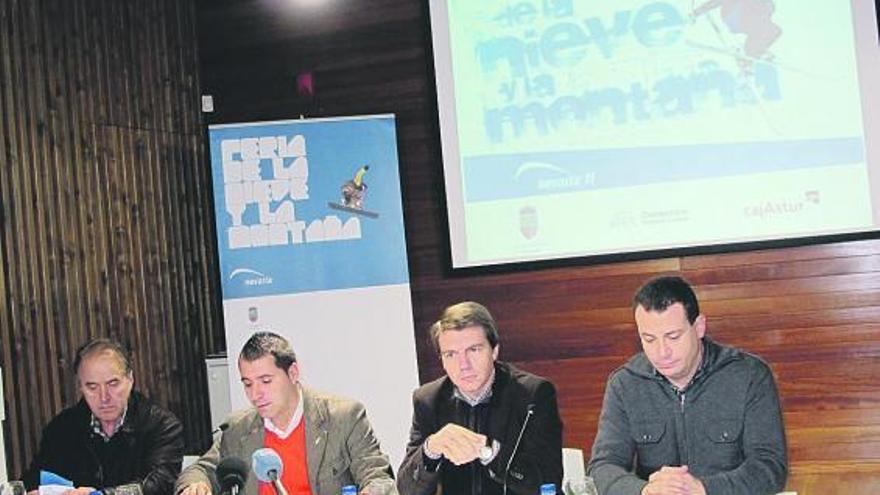 Por la izquierda, Lolo Mejido, David Moreno, José Luis Almeida y José Alberto Álvarez, ayer, en Moreda.