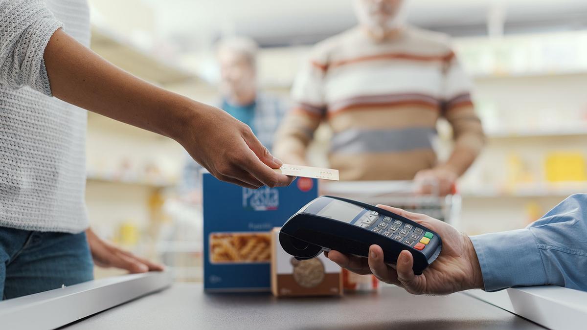 Deja de usar la tarjeta de crédito en el supermercado: los expertos se muestran de acuerdo y lo piden a los consumidores por un motivo lógico