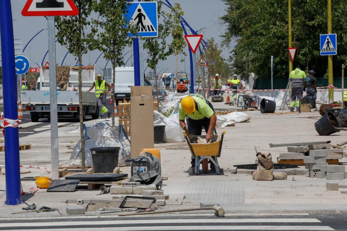 Los operarios dan los últimos remates a la obra en la nueva avenida de Utebo antes de su estreno.