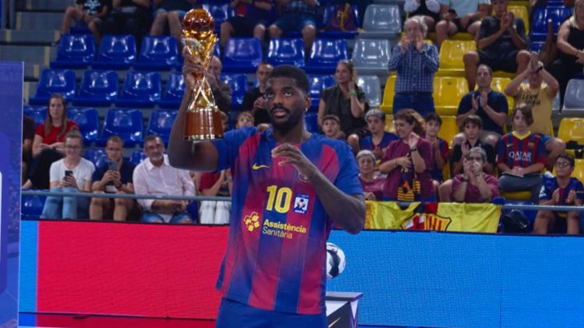 Dika Mem, con la copa de ganadores del Mundial de Clubs