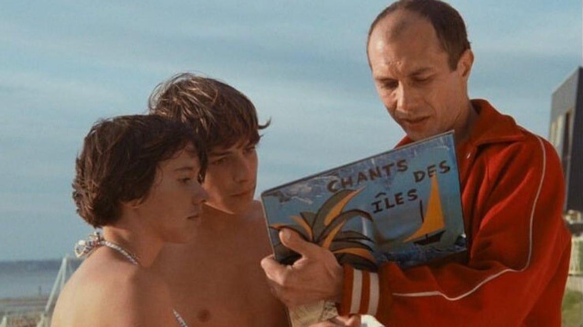 Un fotograma de 'Pauline en la playa', de Rohmer, con Féodor Atkine a la derecha