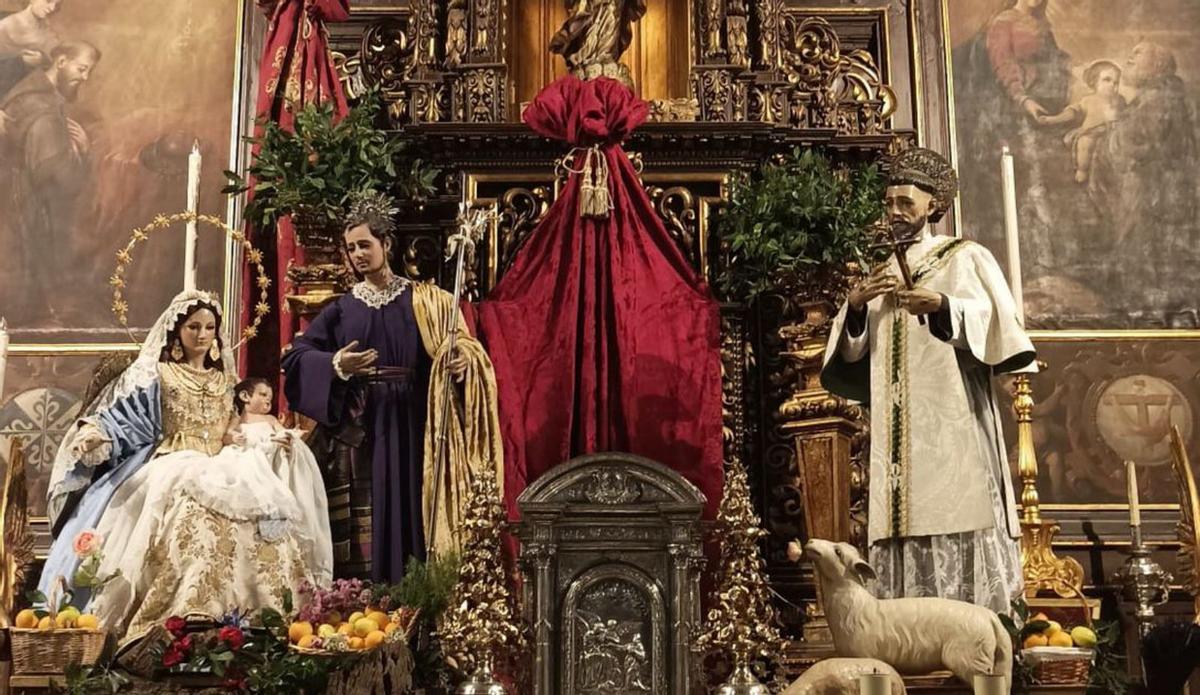 Iglesia 8 Misterio con la Divina Pastora y san Francisco en el altar mayor de Capuchinos.