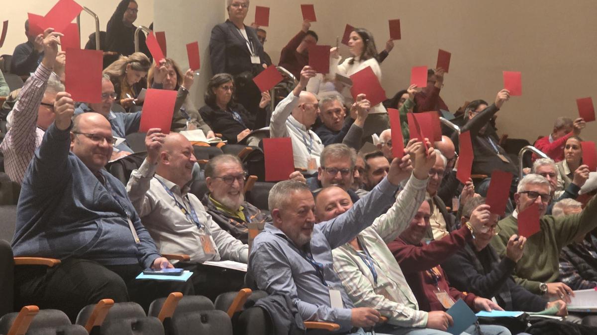 Los congresistas votan en la última sesión