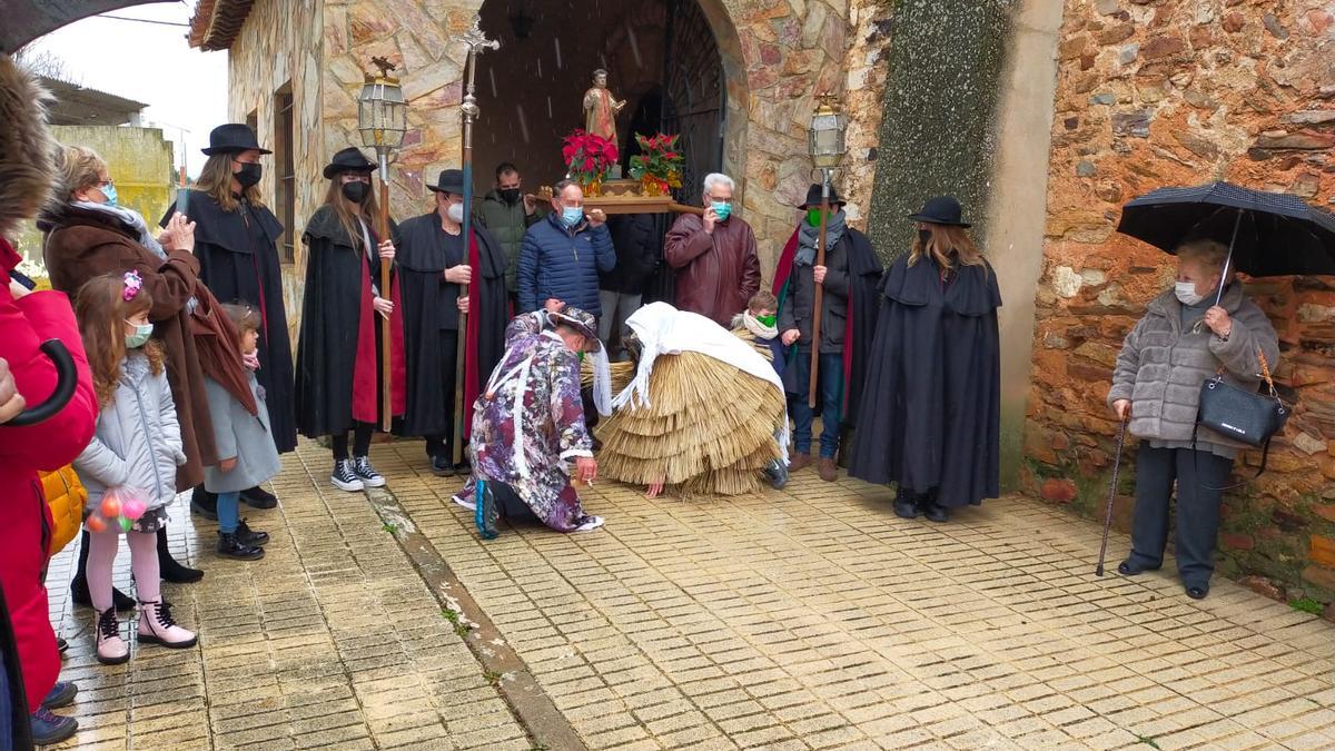 Salida de la procesión, con el Tafarrón y la Madama inclinados ante san Esteban.