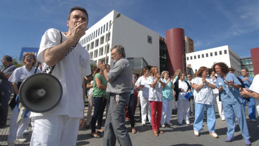 Protesta de los trabajadores de los servicios sanitarios ante el hospital Materno-Insular, ayer. i J.C. CASTRO