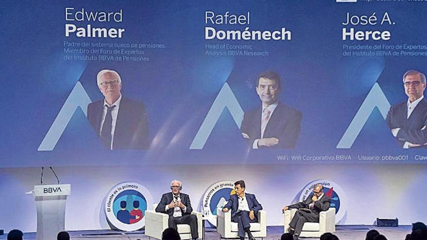 Intervenciones de Edward Palmer, Rafael Doménech y José Herce, en el foro del BBVA, ayer.