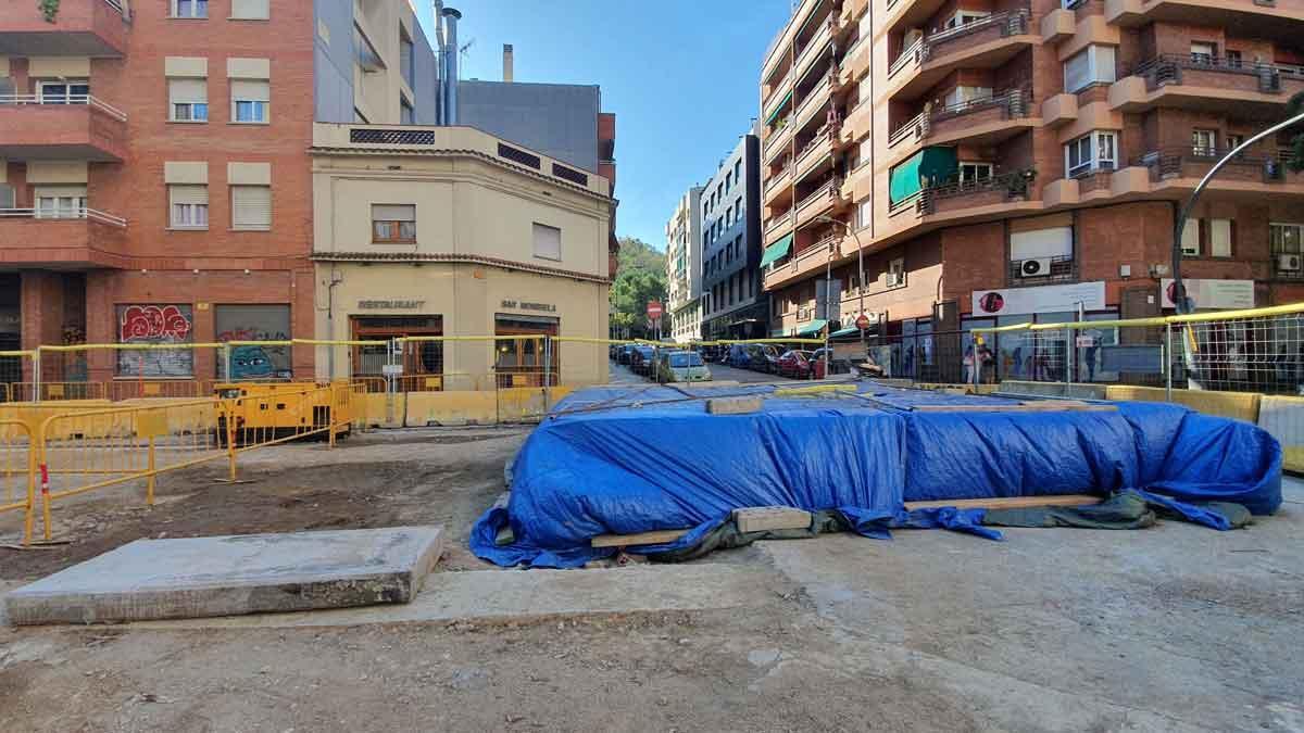 Obras del colector de Paral·lel en el cruce de las calles de Vila i Vilà y Carrera.