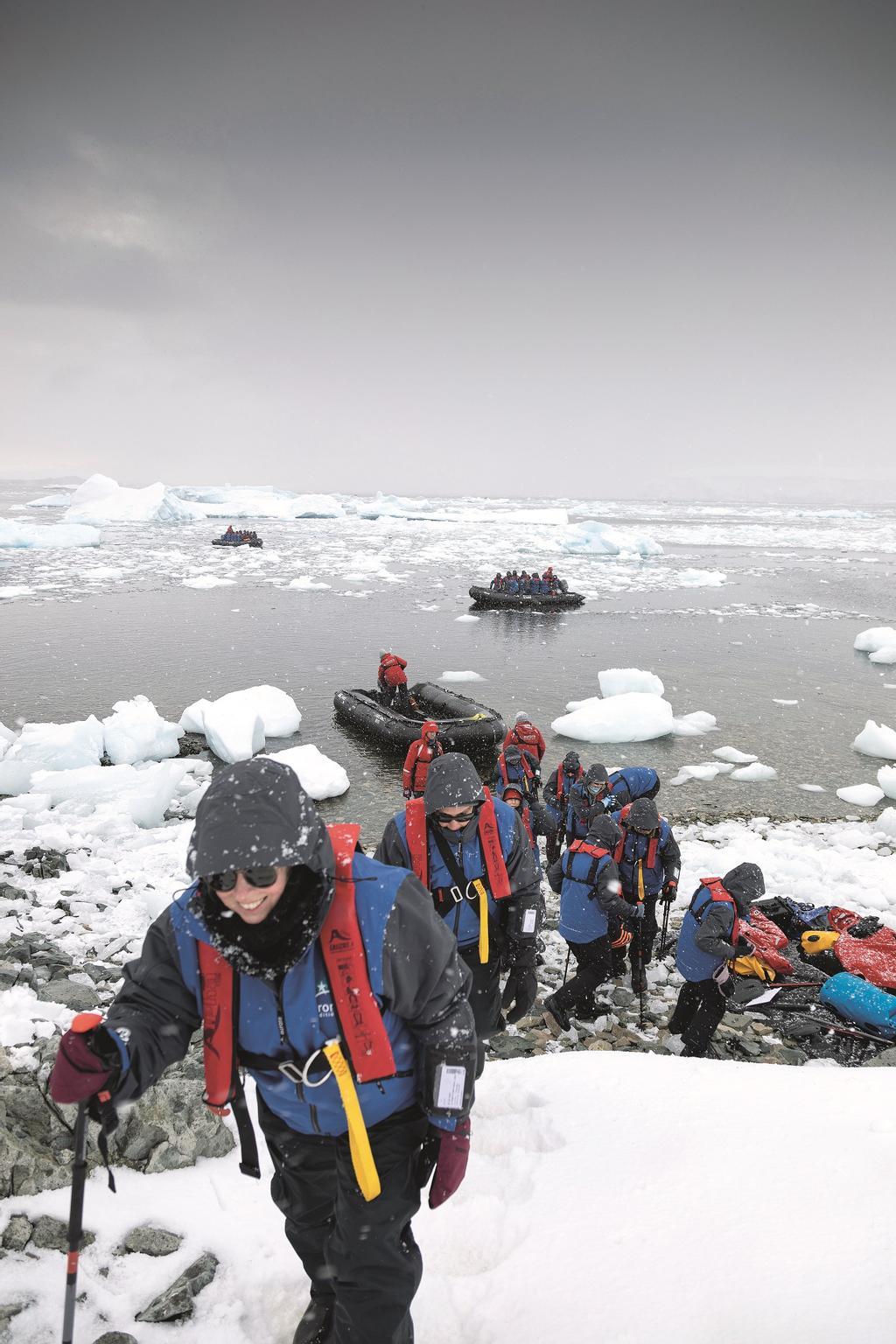Cruceros turísticos desembarcando en Prospect Point.