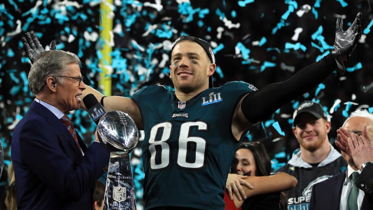 Zach Ertz celebra la victoria de los Eagles en la Super Bowl.