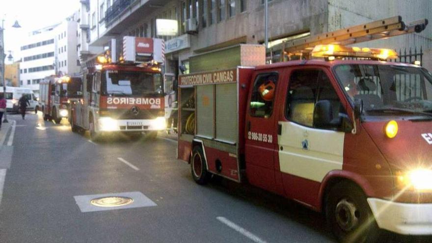 Los vehículos de Protección Civil y de los Bombeiros do Morrazo. // Gonzalo Núñez