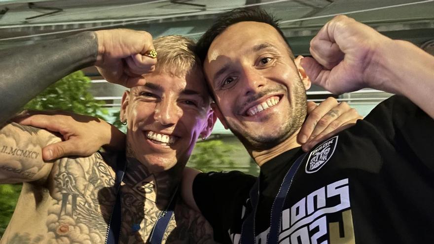 Brandon y Sastre celebran el título de campeones de Liga.