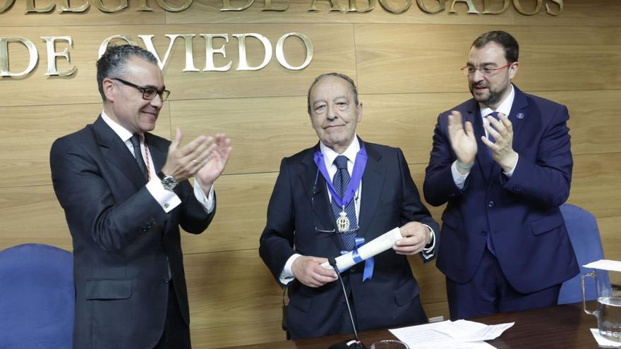 Modesto Néstor González recibe la medalla del Colegio de Abogados de Oviedo: &quot;Creo que el dibujante se comió al abogado, y le supo bien&quot;