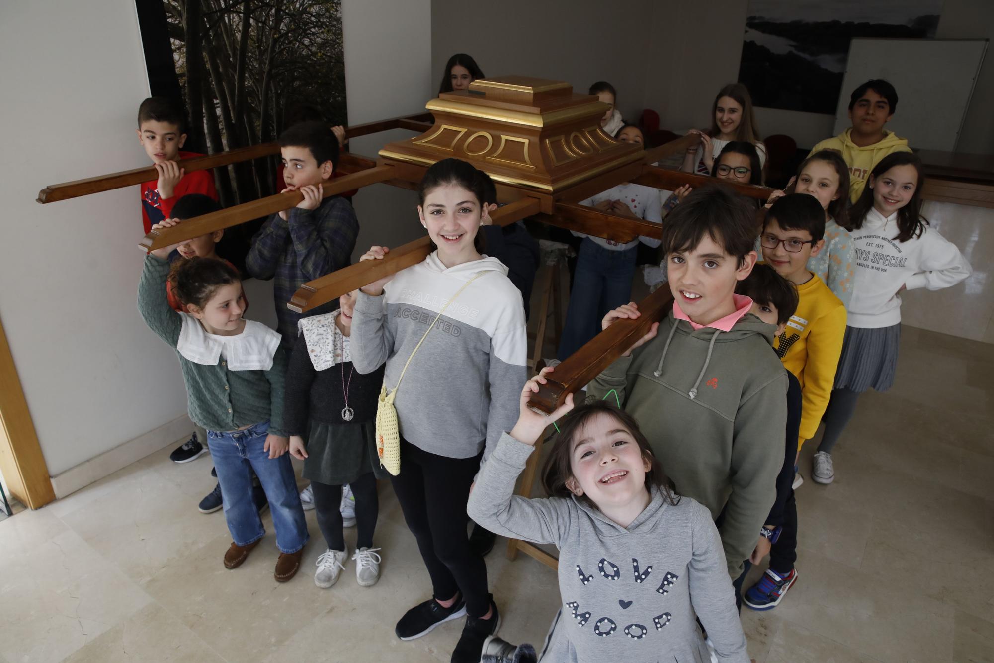 En imágenes: Ensayo de la Cofradía del Niño del Remedio para su procesión de Semana Santa