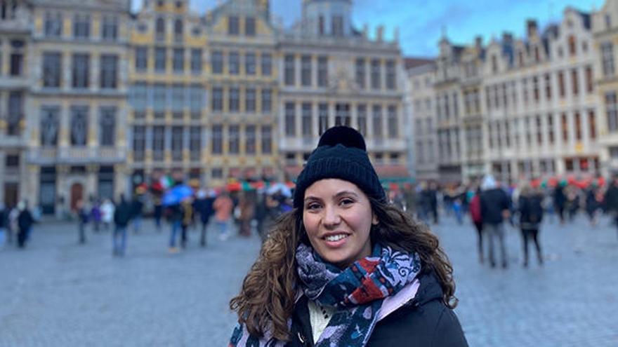 Mayte Ruano,  en la Grand Place de Bruselas, en su primer día en la ciudad belga.