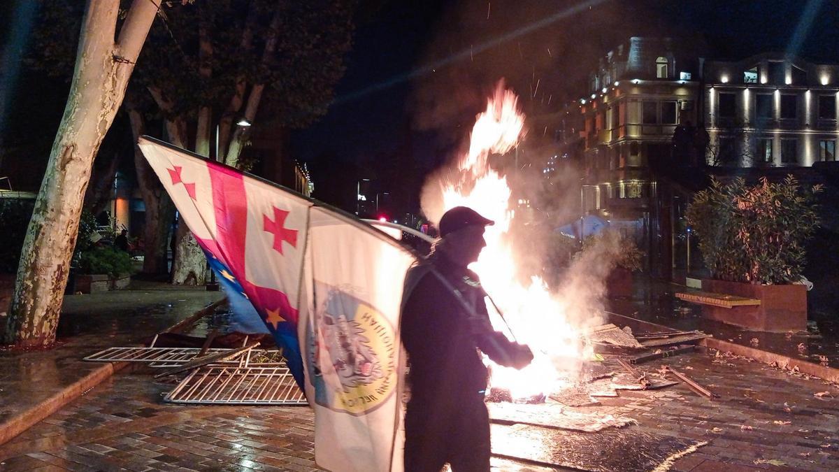 Activistas de la oposición provocan un incendio cerca de la residencia del presidente de Georgia y piden el derrocamiento pacífico del poder el día de las elecciones municipales en Georgia