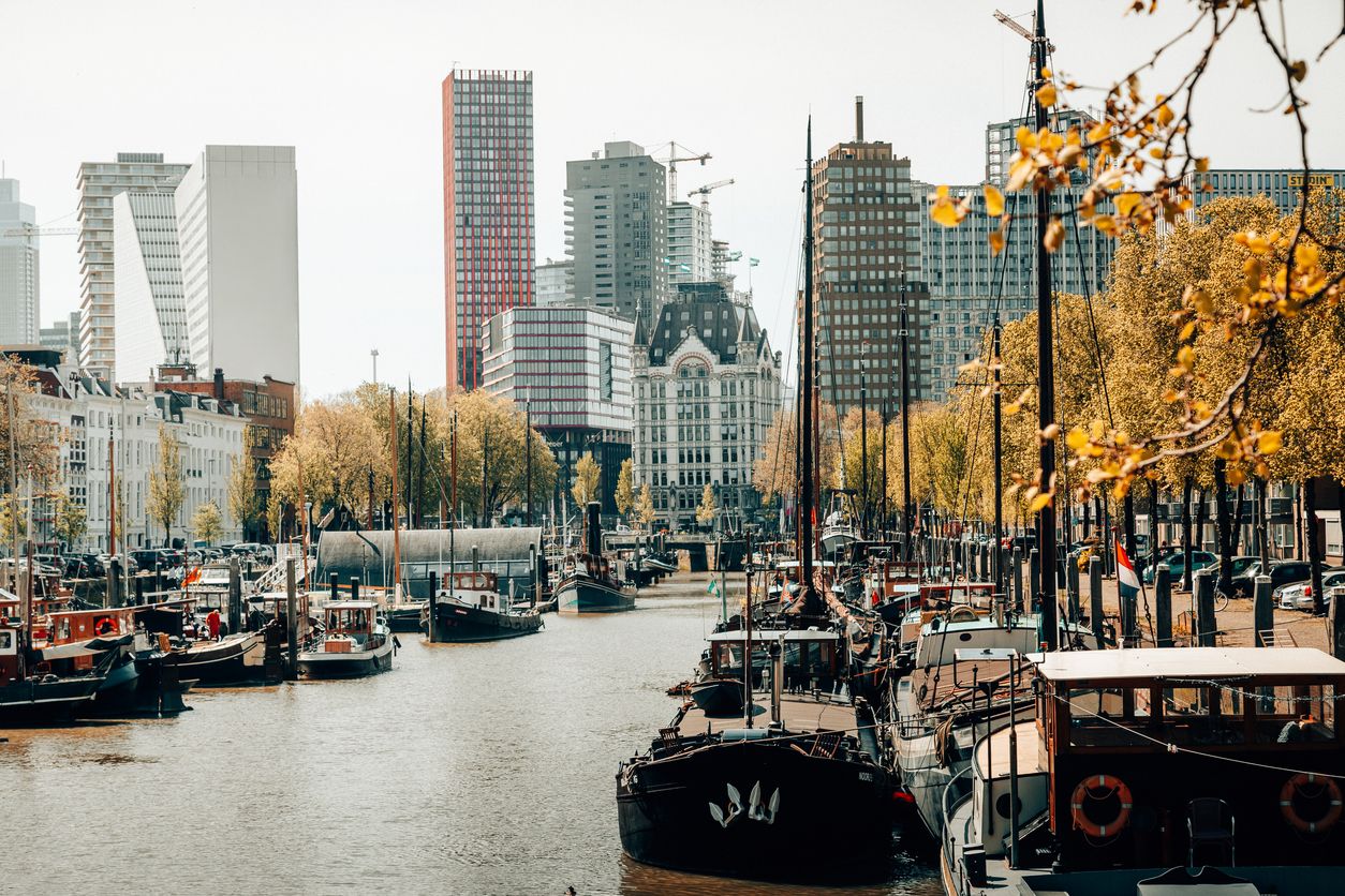Día soleado en Róterdam: vista del centro histórico y el puerto de Oude Haven en Róterdam, Países Bajos.