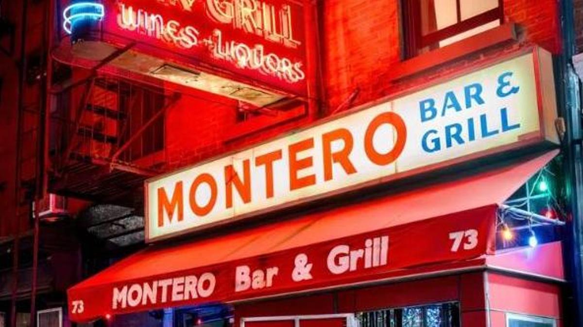 La fachada con neones rojos del Montero´s Bar &amp; Grill en Brooklyn
