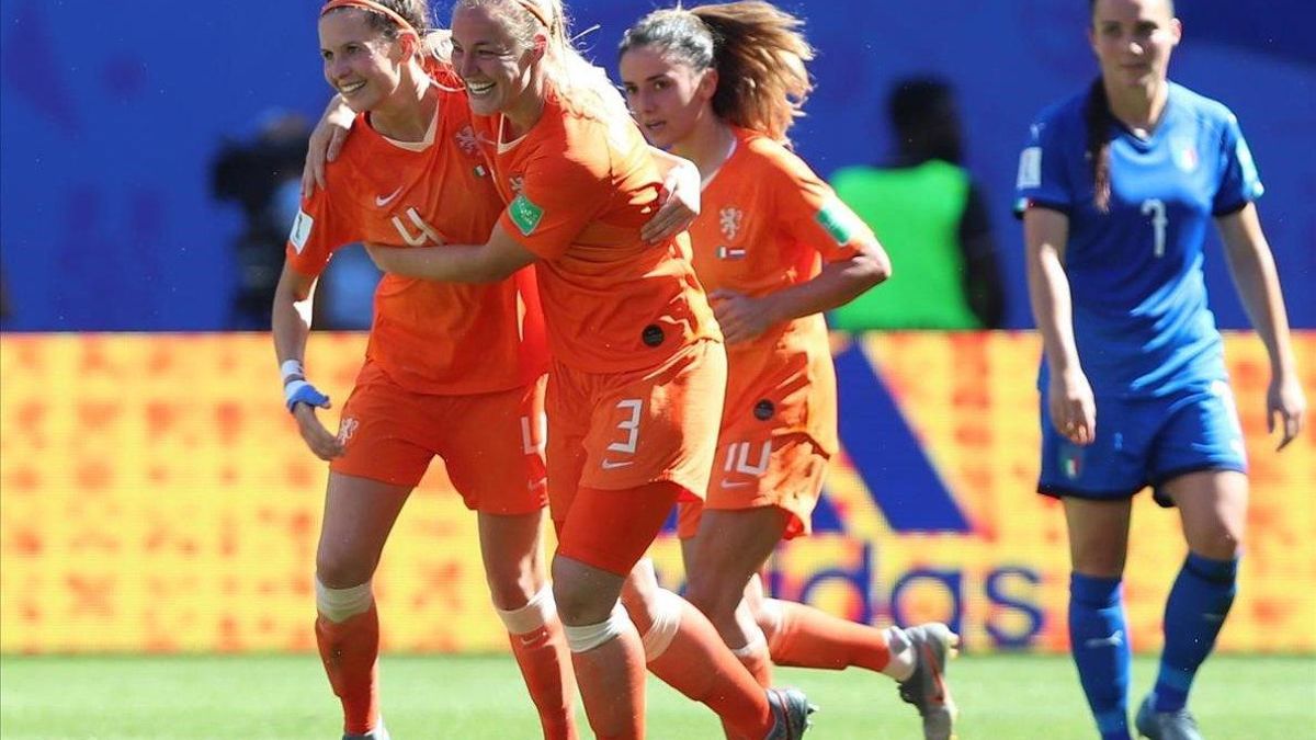 Las jugadoras holandesas celebran el segundo tanto en los cuartos ante Italia