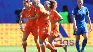 Las jugadoras holandesas celebran el segundo tanto en los cuartos ante Italia