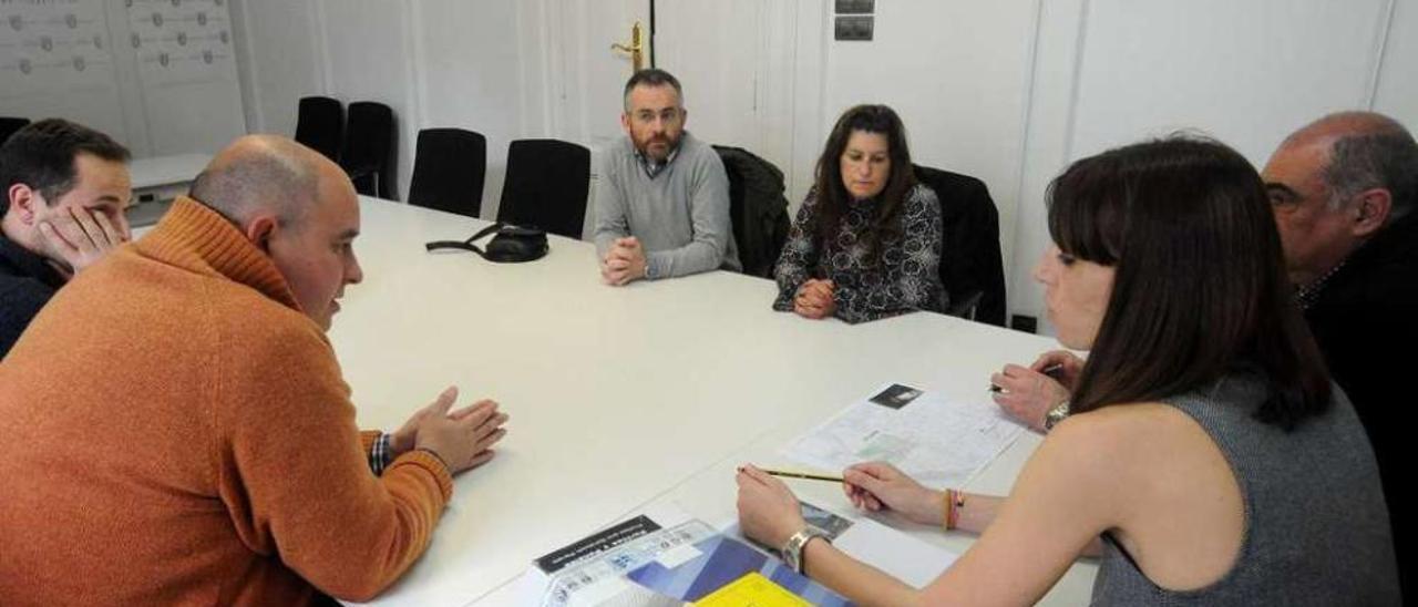 La reunión celebrada en la sede de Ravella con la ANPA del colegio de Rubiáns. // Iñaki Abella