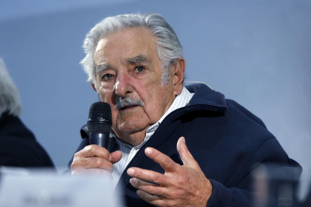 Aglomeración en la conferencia de Mujica en València