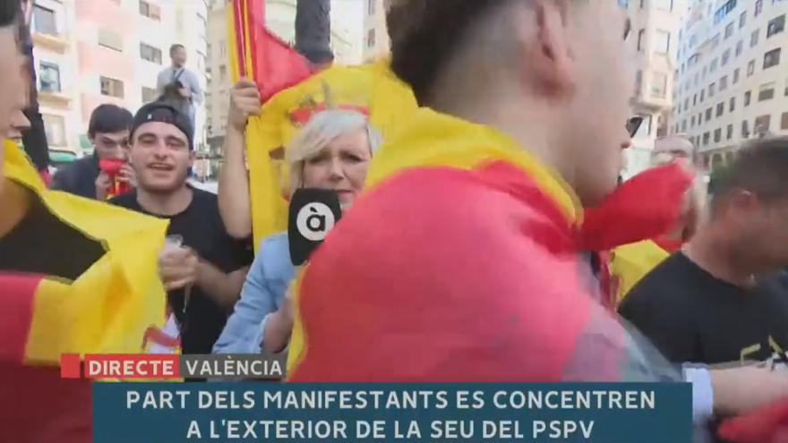 Manifestantes agreden a un equipo de À Punt mientras realizaba un directo desde la sede del PSPV