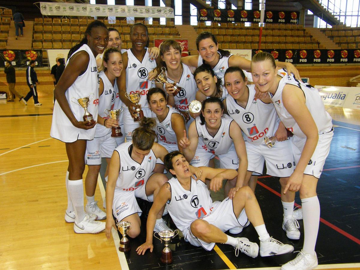 Celebrating the promotion to women's league in 2009 in Badajoz