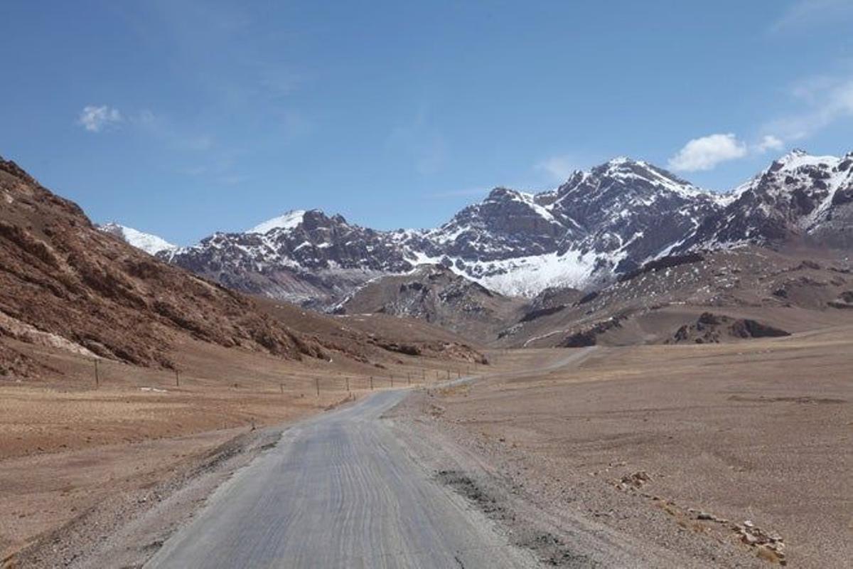 La carretera del Pamir cruza toda la cordillera y une Tajikistán con Kirguistán.