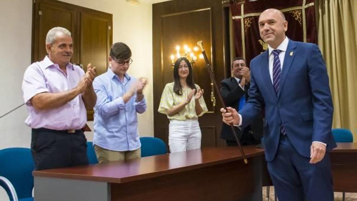 Evarist Aznar, ex alcalde de la Llosa de Ranes, con la vara de mando, en 2023.