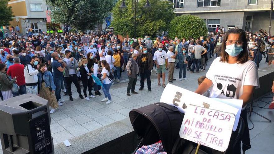 Carteles de protesta contra las medidas de la APPLU.   | // G.N.