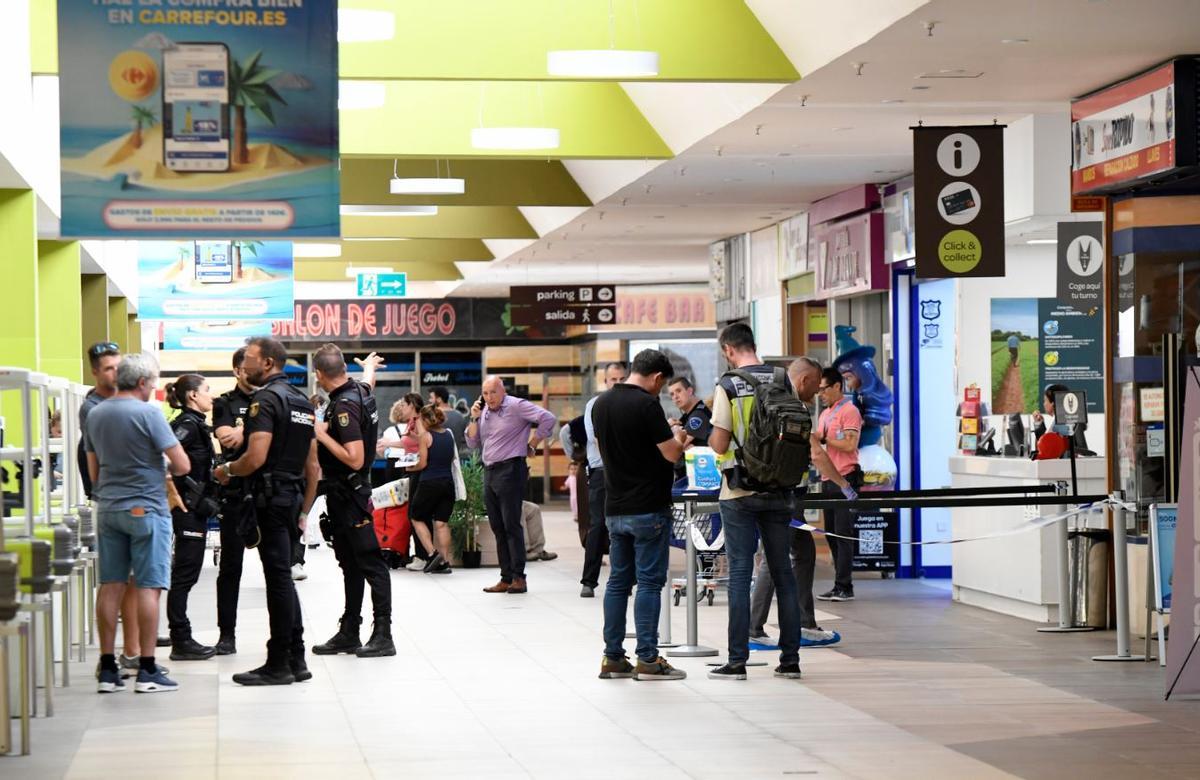 Investigadores, en el Carrefour Infante, horas después del hallazgo del cuerpo de Gloria.