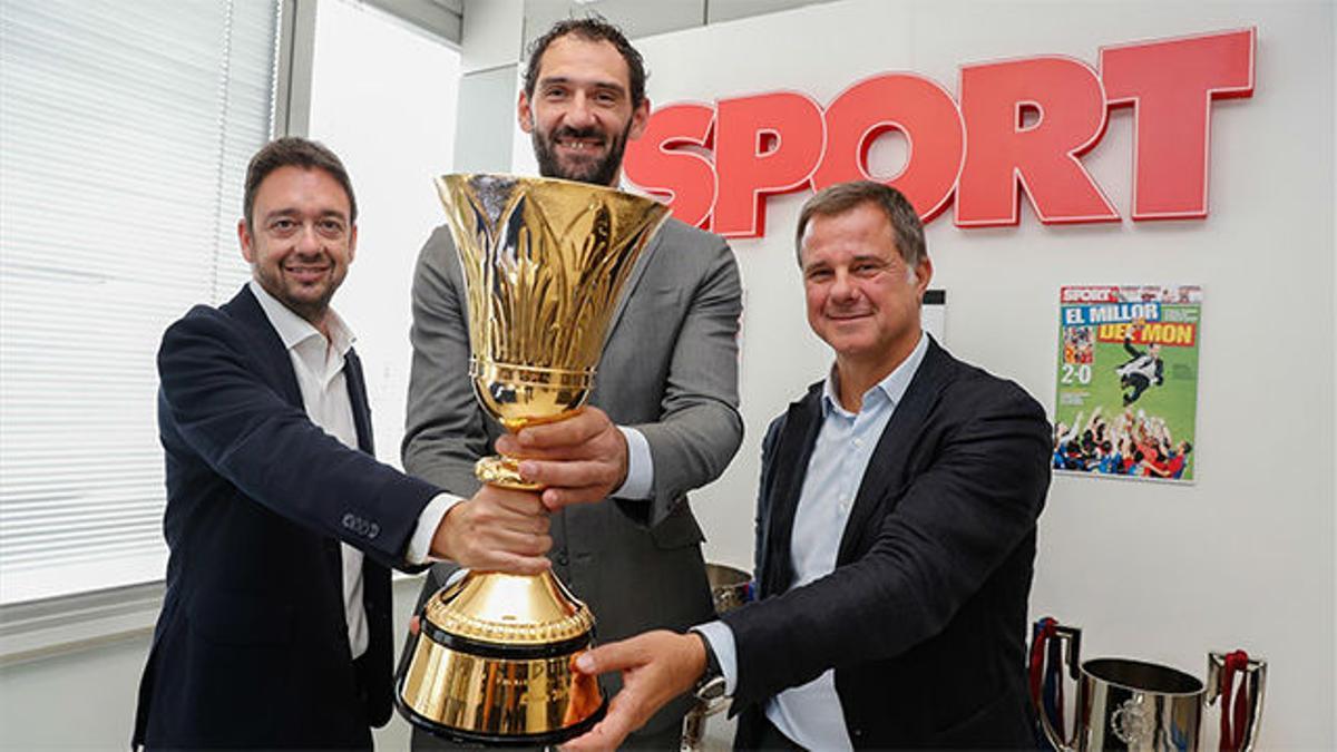 Jorge Garbajosa visitó la redacción de SPORT con la Copa del Mundo