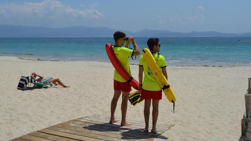 Rescatada del agua una persona que flotaba boca abajo en una playa de Sanxenxo