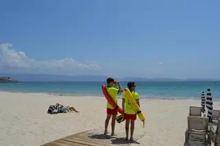 Rescatada del agua una persona que flotaba boca abajo en una playa de Sanxenxo