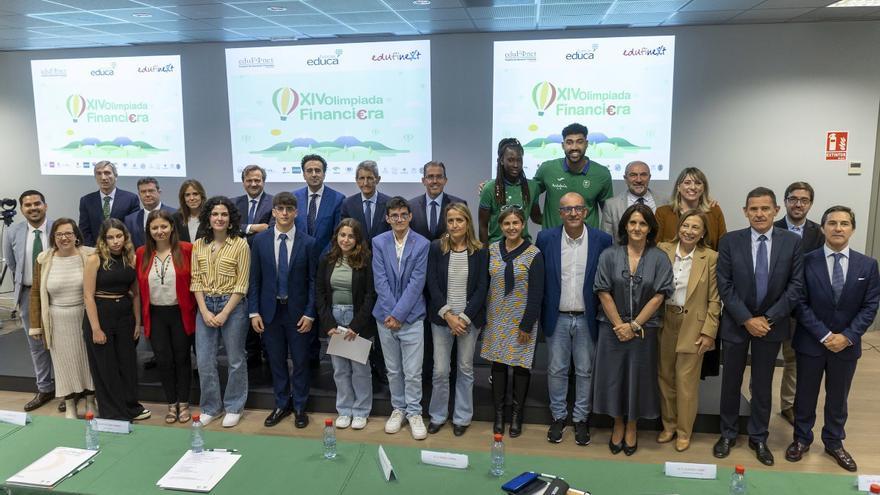 La foto de familia de la XIV Olimpiada del Proyecto Edufinet de Unicaja.