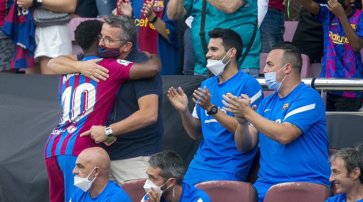 Ansu Fati se abraza al doctor Til tras anotar el tecer gol azulgrana ante el Levante 