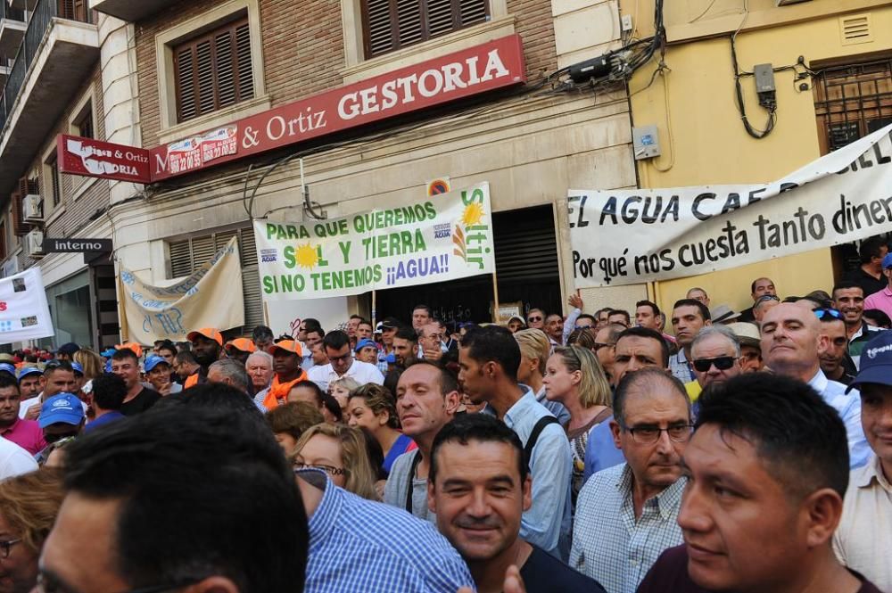 Gran protesta de los agricultores frente a la CHS