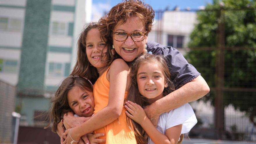 Una profesora con varios de los alumnos en el CEIP Isabel La Católica