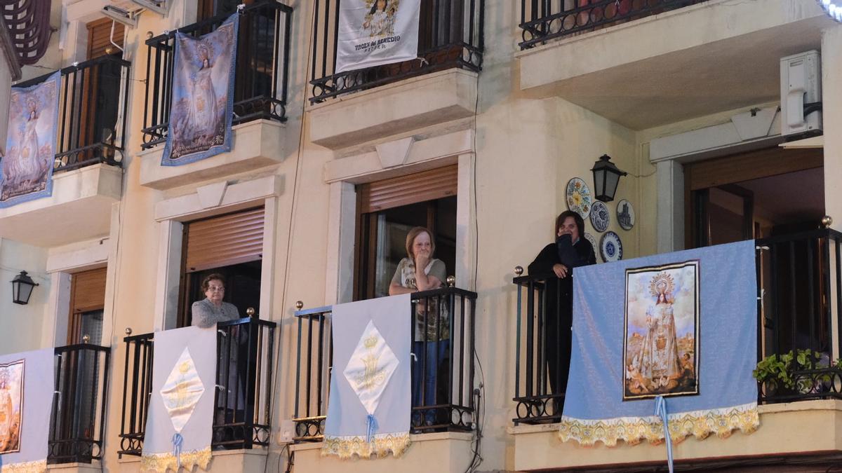 Los balcones engalanados con la imagen de la Virgen del Remedio, patrona de Petrer.