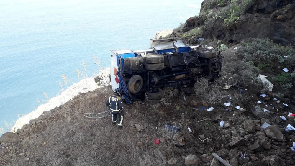 Un camión cae por una ladera en Tacoronte