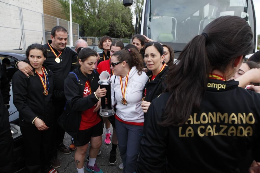 Llegada a Gijón de las jugadoras del Mavi