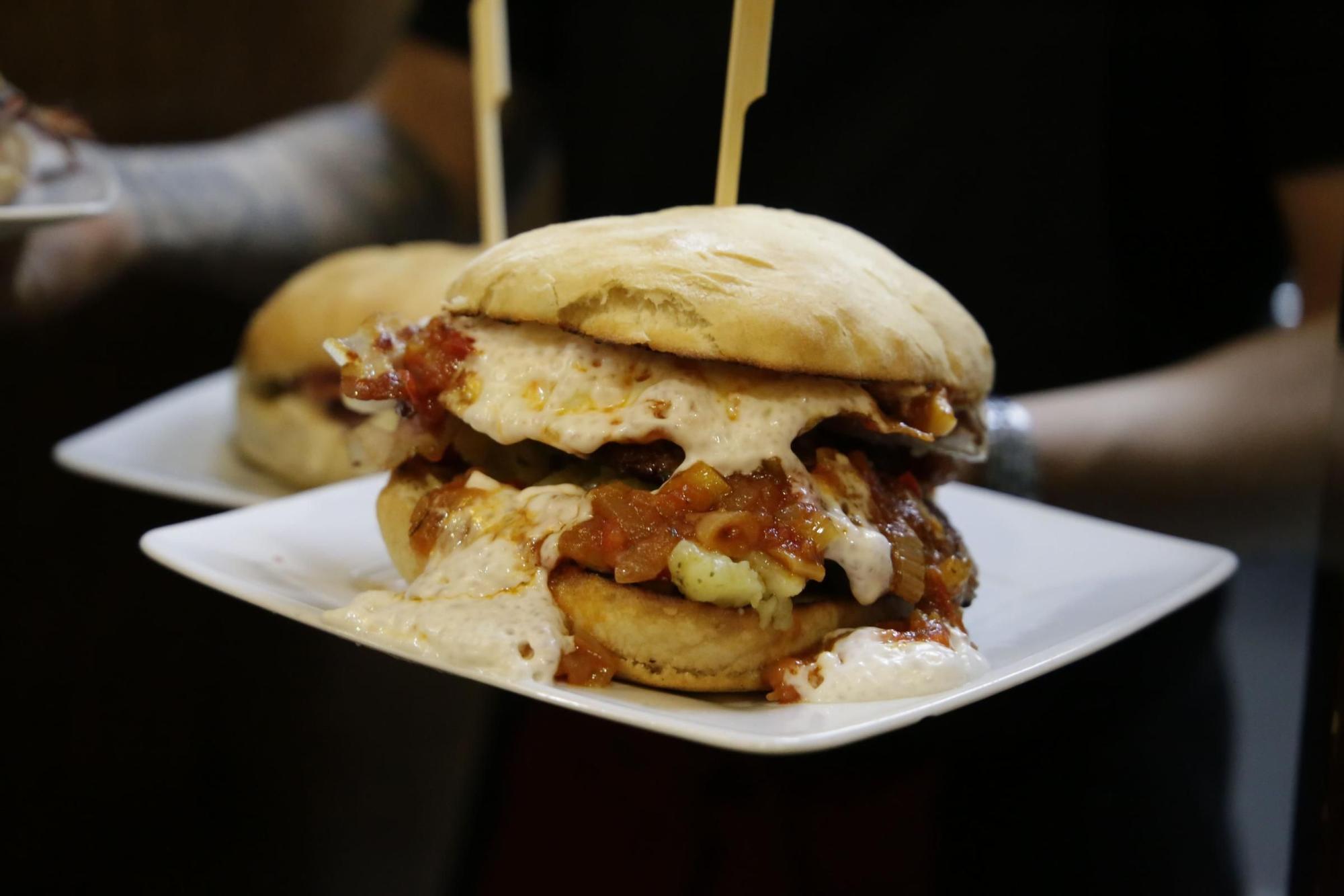 EN IMÁGENES | San Petersburgo, el bar con las hamburguesas más especiales de Zaragoza cumple 40 años: "Todas se piden"