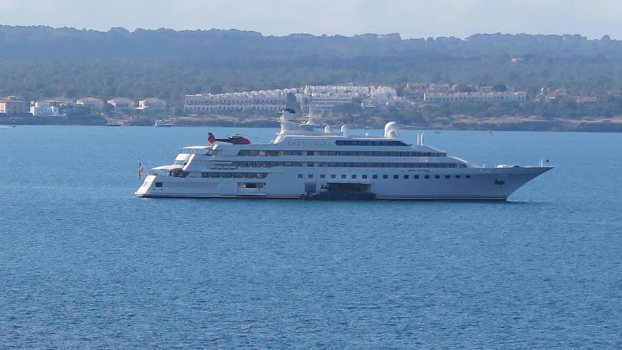 Was ist das für eine eindrucksvolle Yacht, die vor der Playa de Palma liegt?