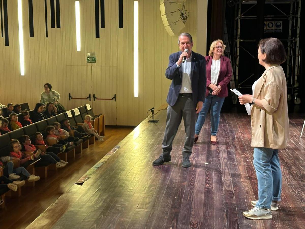 El alcalde, Abel Caballero, felicita al alumnado de los CEIP Mestres Goldar y San Salvador de Teis.