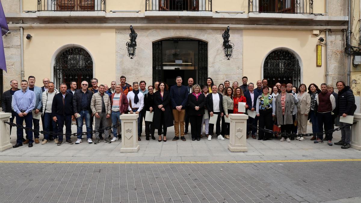 El alcalde y la regidora de Recursos Humanos de Cullera junto con los nuevos 51 trabajadores estabilizados del ayuntamiento.