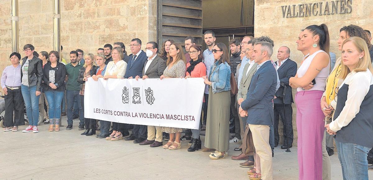 La consellera Mollà, segunda por la derecha, este martes en una concentración ante las Corts antes de conocer su  destitución.