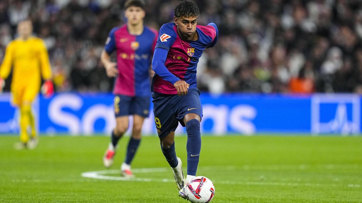 Lamine Yamal inicia un ataque en el Bernabéu, lejos de Pau Cubarsí e Iñaki Peña, al fondo.