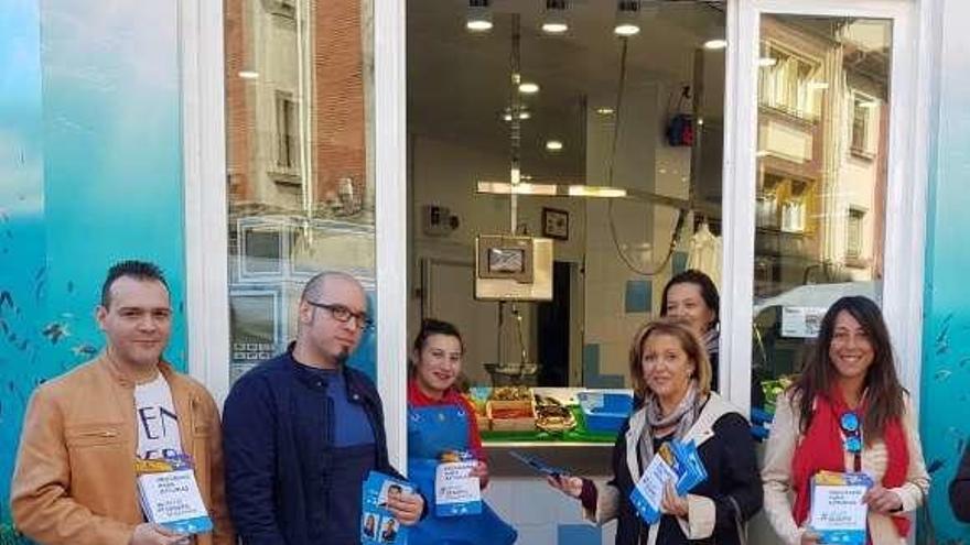 Camino Gutiérrez, junto a miembros de Foro, en el mercado de Mieres.